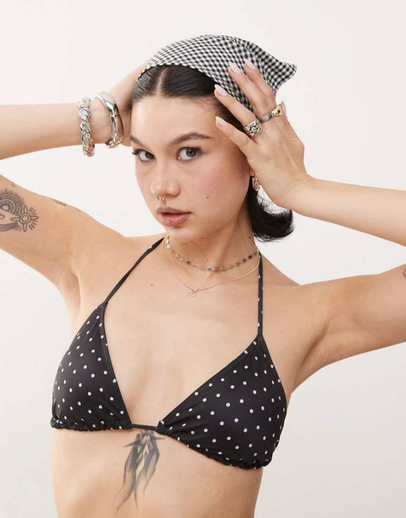 Monki - Mix and Match - Triangel-Bikinioberteil zum Binden in Schwarz mit weißem Punktemuster von Monki