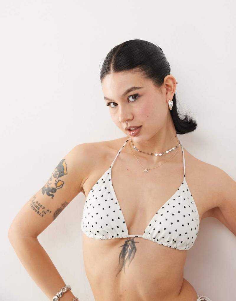 Monki - Mix and Match - Triangel-Bikinioberteil zum Binden in Weiß mit schwarzem Punktemuster von Monki