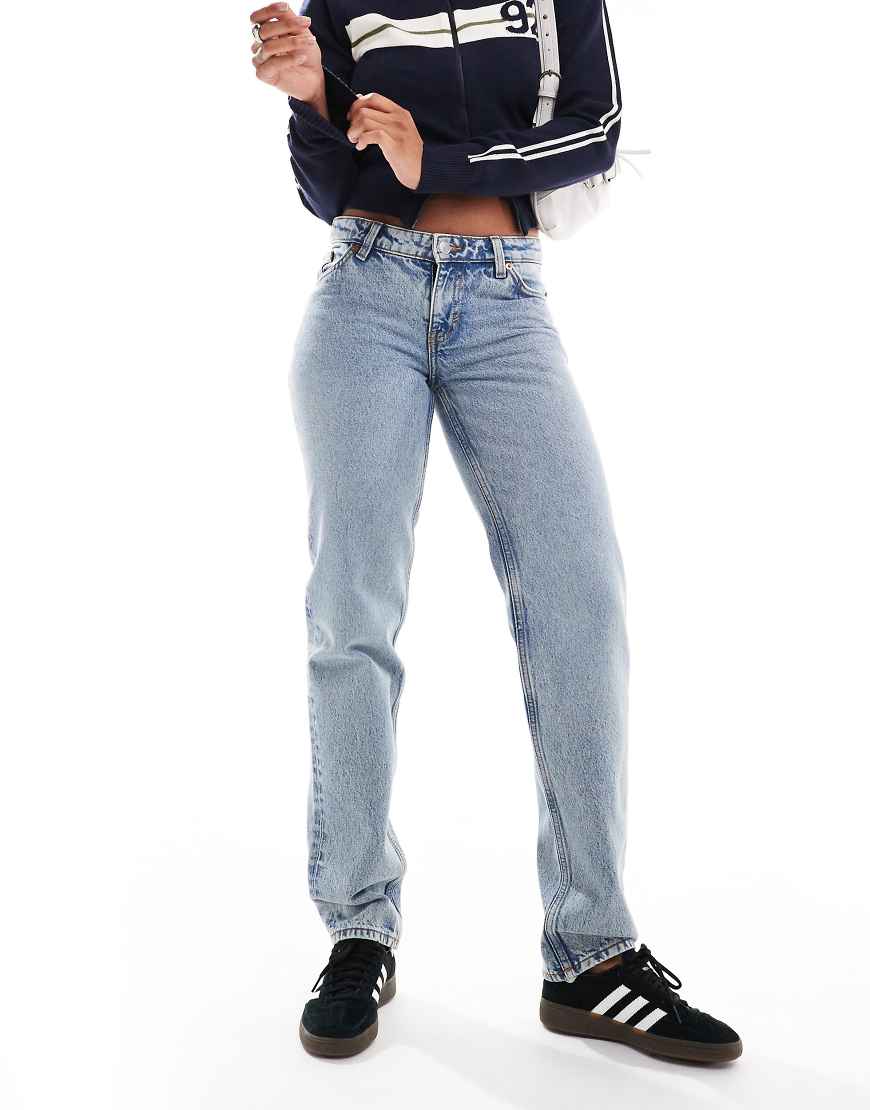 Monki - Moop - Gerade Jeans in Mittelblau mit niedrigem Bund Monki - Moop - Gerade Jeans in Mittelblau mit niedrigem Bund von Monki