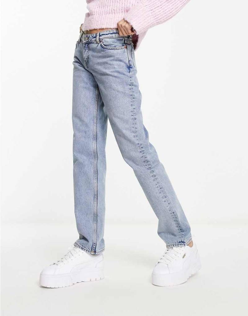 Monki - Moop - Straight Jeans in Hellblau mit niedrigem Bund von Monki