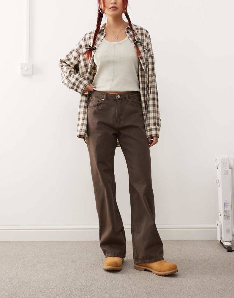 Monki - Naoki - Baggy-Jeans in Blassbraun mit niedrigem Bund von Monki