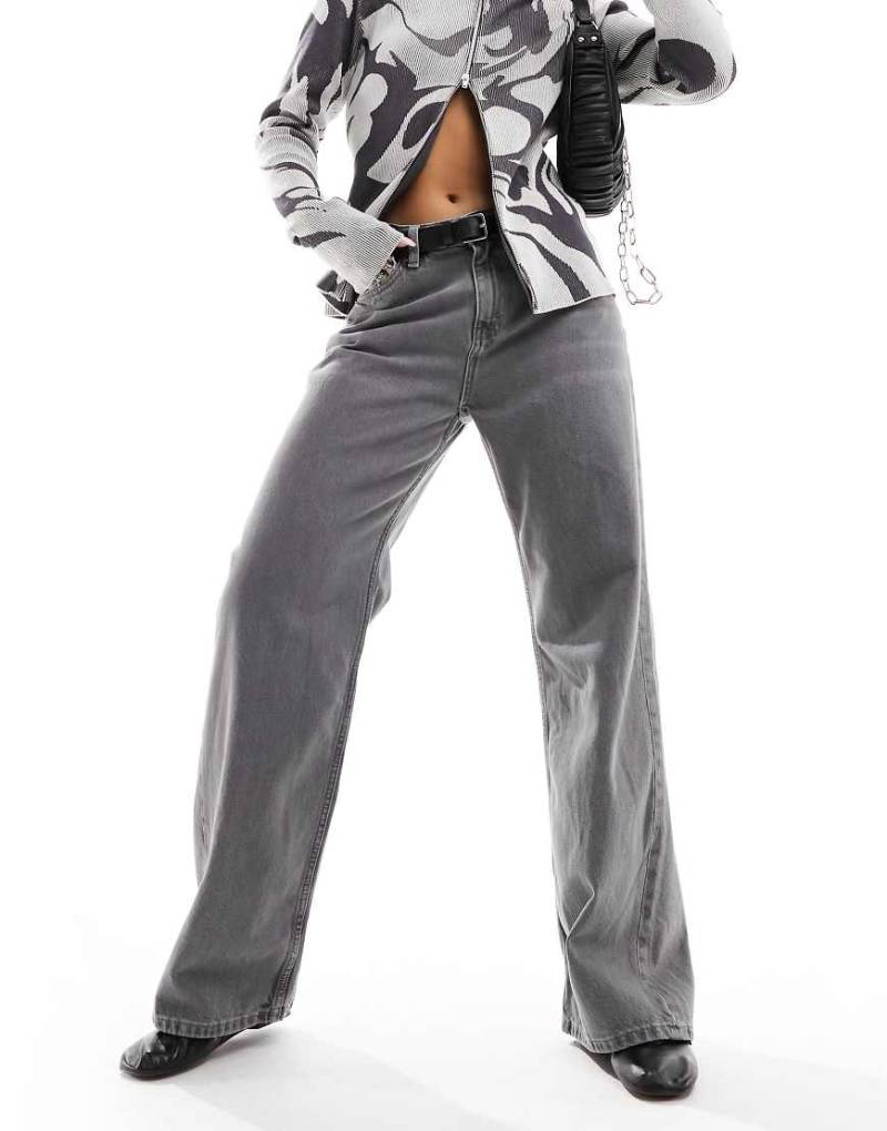 Monki - Naoki - Locker geschnittene Jeans in grauer Waschung mit niedrigem Bund von Monki