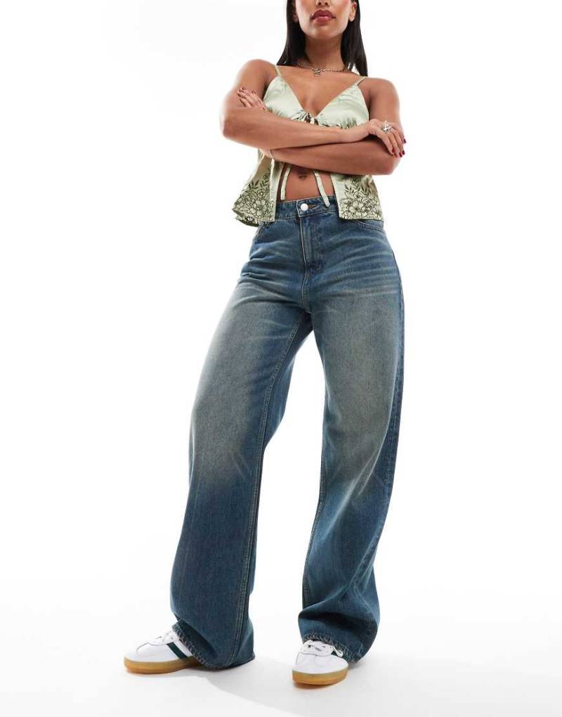 Monki - Naoki - Locker geschnittene Jeans in verwaschenem Dunkelblau mit Nikki-Färbung und niedrigem Bund von Monki