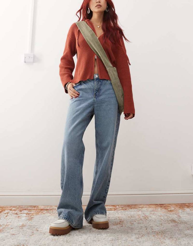 Monki - Naoki - Locker geschnittene Jeans mit niedrigem Bund in blauer Waschung von Monki