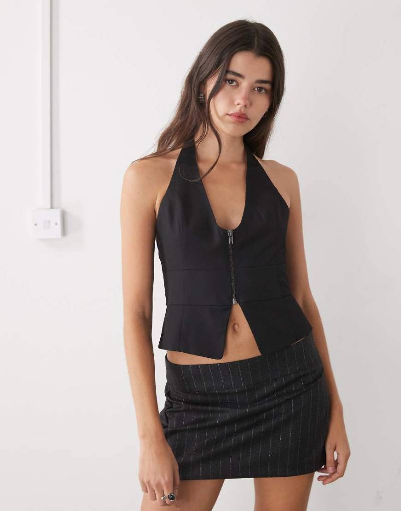 Monki - Neckholder-Weste in Schwarz mit Frontreißverschluss und Rückenausschnitt von Monki