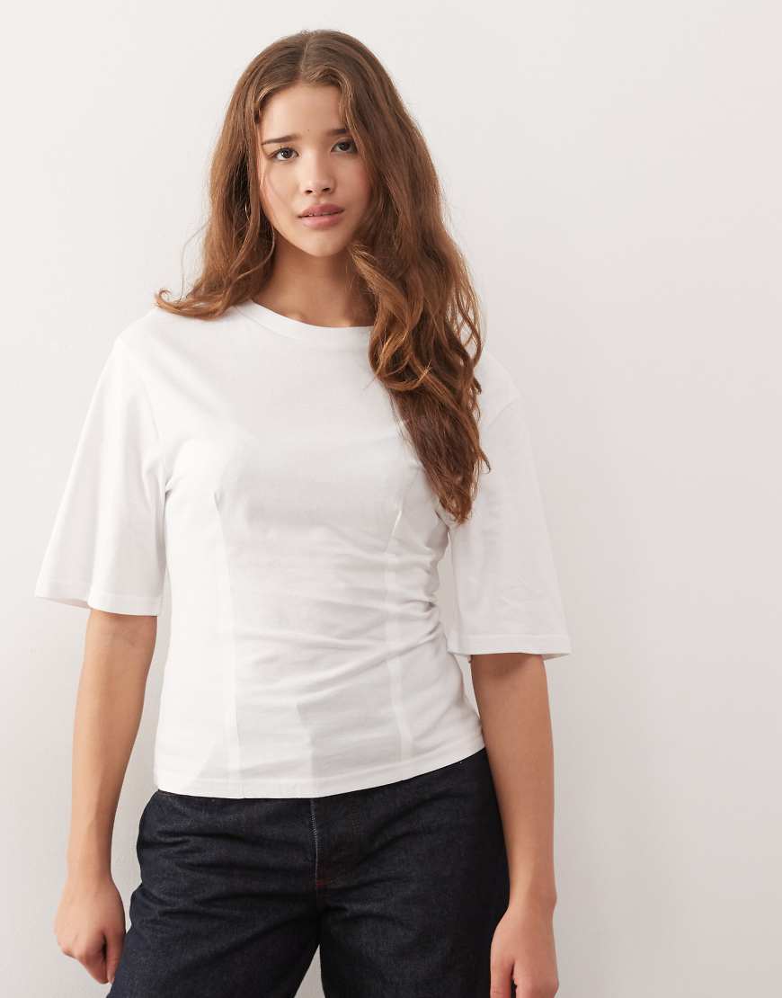 Monki - Oberteil in Weiß mit betonter Taille von Monki