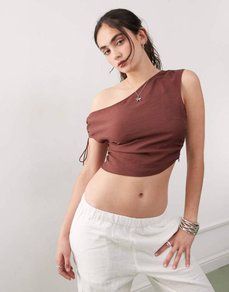 Monki - One-Shoulder-Top in Dunkelbraun mit seitlicher Raffung und Bindedetail Monki - One-Shoulder-Top in Dunkelbraun mit seitlicher Raffung und Bindedetail von Monki