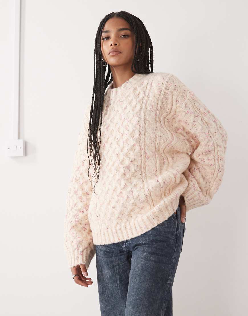 Monki - Oversize-Grobstrickpullover in Beige mit Zopfmuster-Neutral von Monki