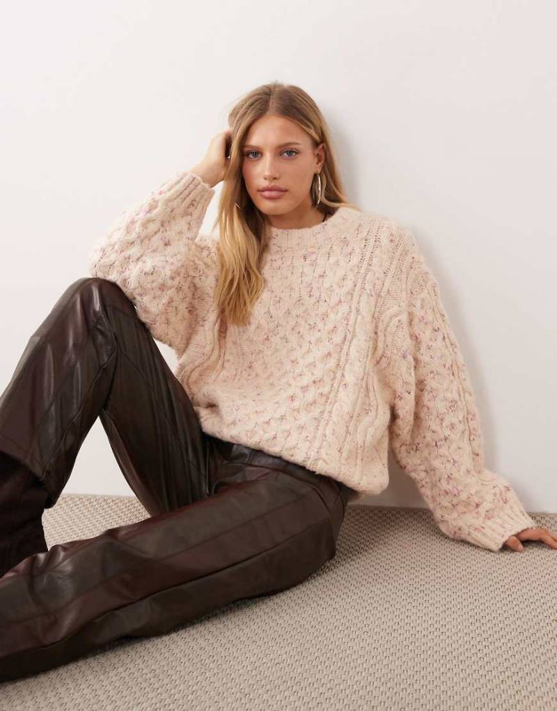 Monki - Strukturierter Oversize-Strickpullover in Cremeweiß und Rosa mit Zopfmuster-Neutral von Monki