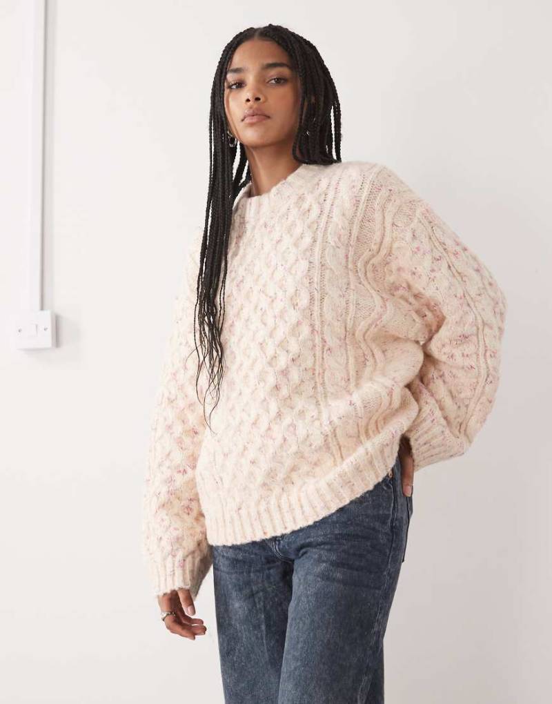 Monki - Oversize-Grobstrickpullover in Beige mit Zopfmuster-Neutral von Monki