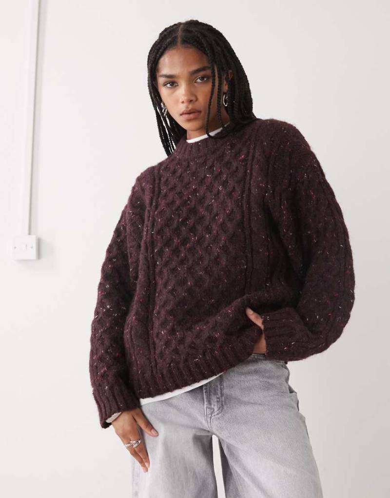 Monki - Grob gestrickter Oversize-Pullover in dunkler Pflaume mit Zopfmuster-Rot von Monki