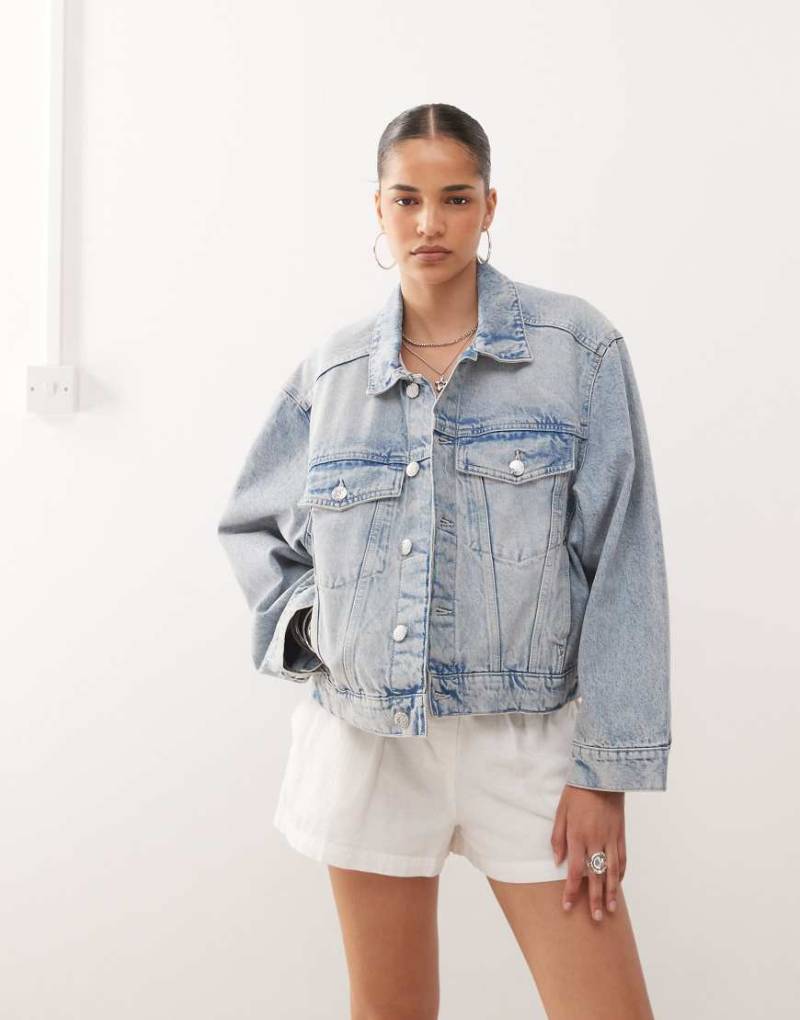 Monki - Oversize-Jeansjacke in hellblauer Waschung von Monki