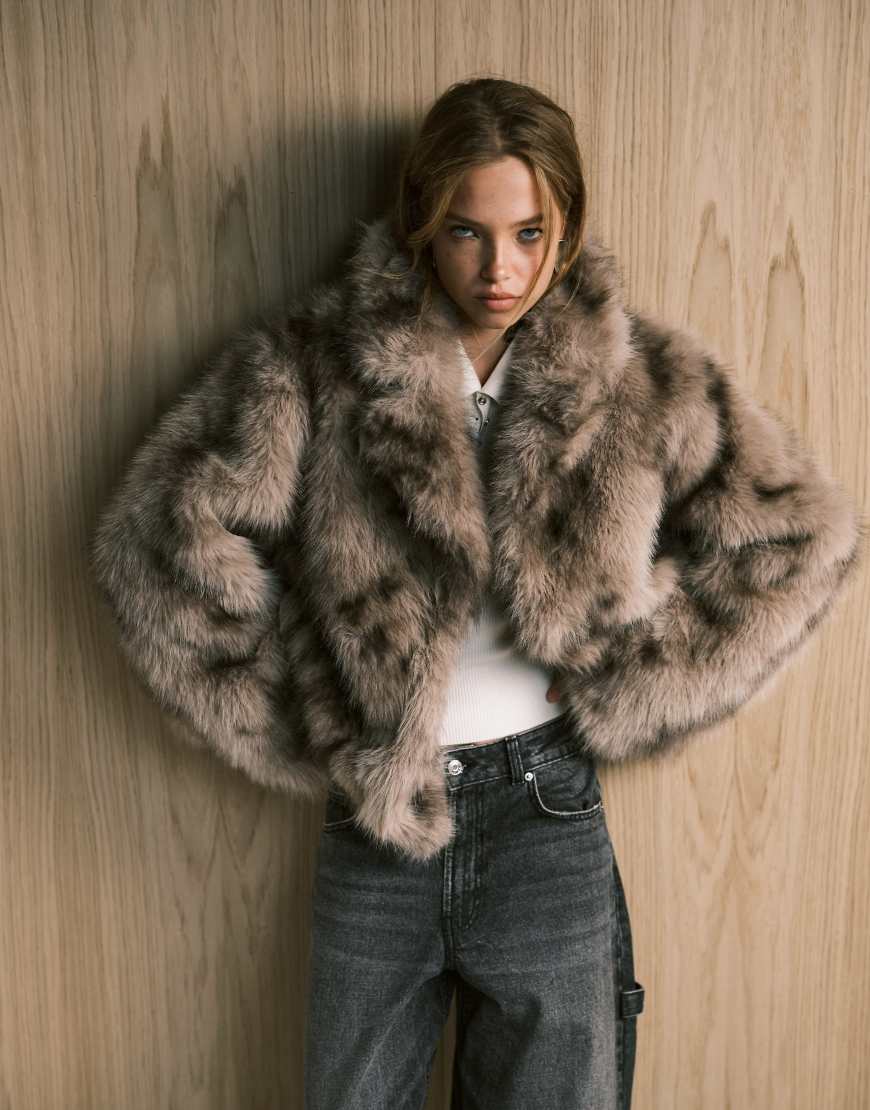 Monki - Oversize-Kurzmantel aus Kunstpelz in Neutralbraun mit Kragendetail-Brown von Monki