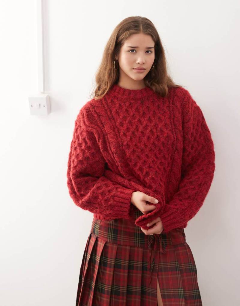 Monki - Oversize-Pullover aus Wollmix-Grobstrick in Rot mit Zopfmuster von Monki