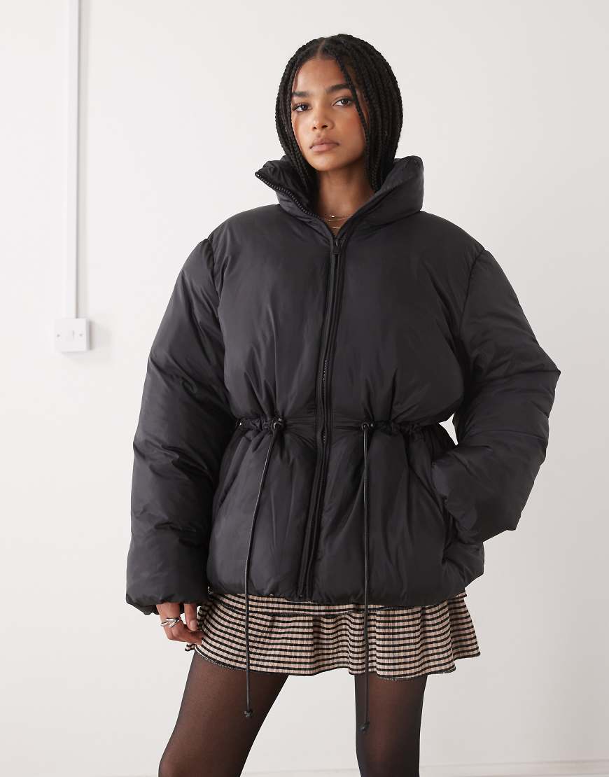 Monki - Oversize-Steppjacke in Schwarz mit Raffung in der Taille und Schnürung von Monki