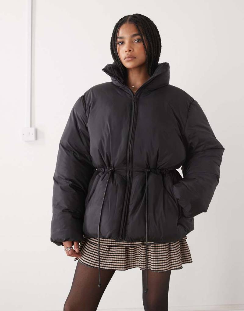 Monki - Oversize-Steppjacke in Schwarz mit Raffung in der Taille und Schnürung von Monki