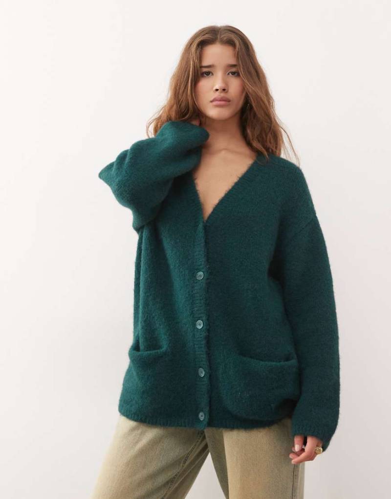 Monki - Oversize-Strickjacke in Tannengrün von Monki