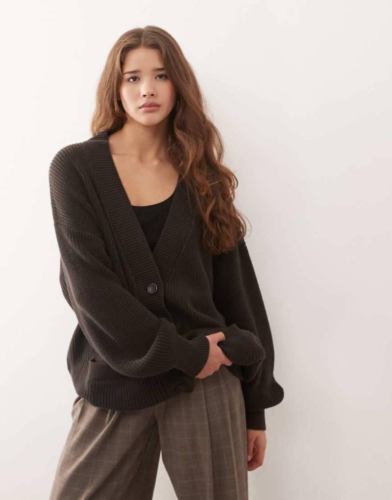 Monki - Oversize-Strickjacke mit Longline-Schnitt in Anthrazitgrau von Monki