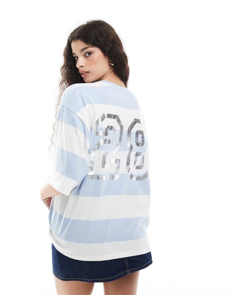 Monki - Oversize-T-Shirt in Blau und Weiß mit Streifen und College-Print auf dem Rücken-Bunt von Monki