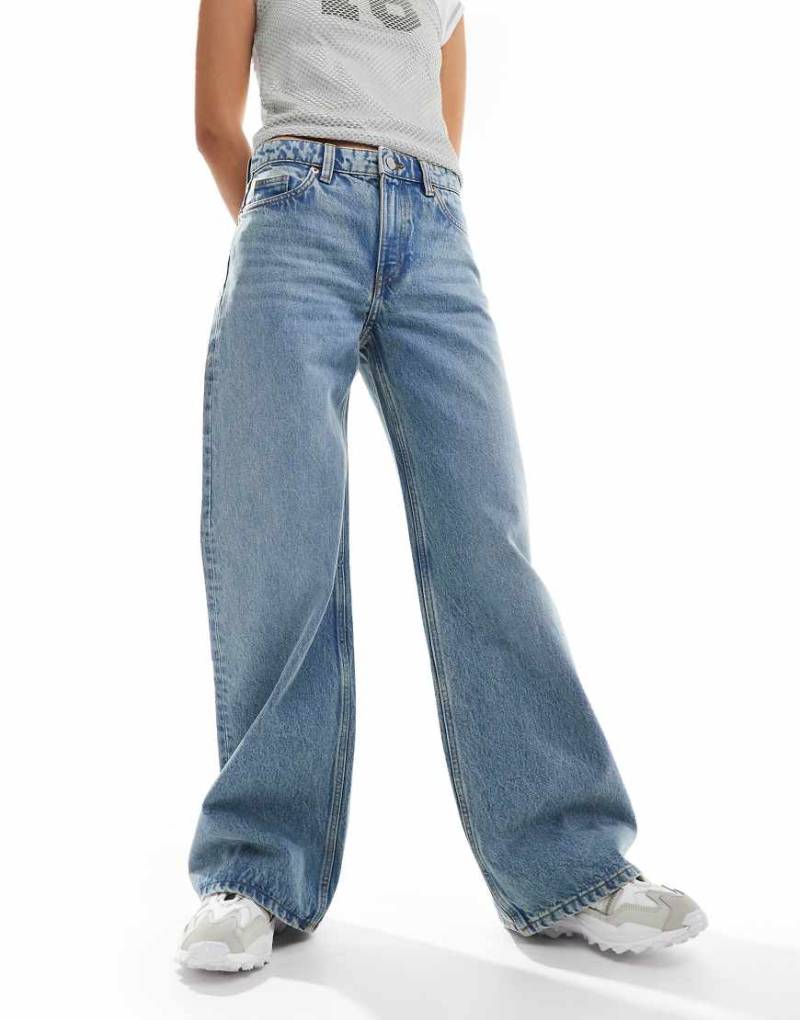 Monki - Paz - Jeans in Mittelblau mit mittelhohem Bund und lockerem, weitem Schnitt von Monki