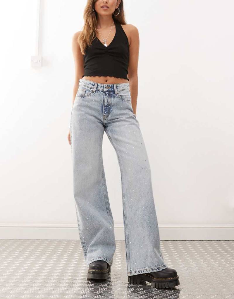 Monki - Paz - Locker sitzende, verzierte Jeans in Hellblau mit weitem Bein von Monki