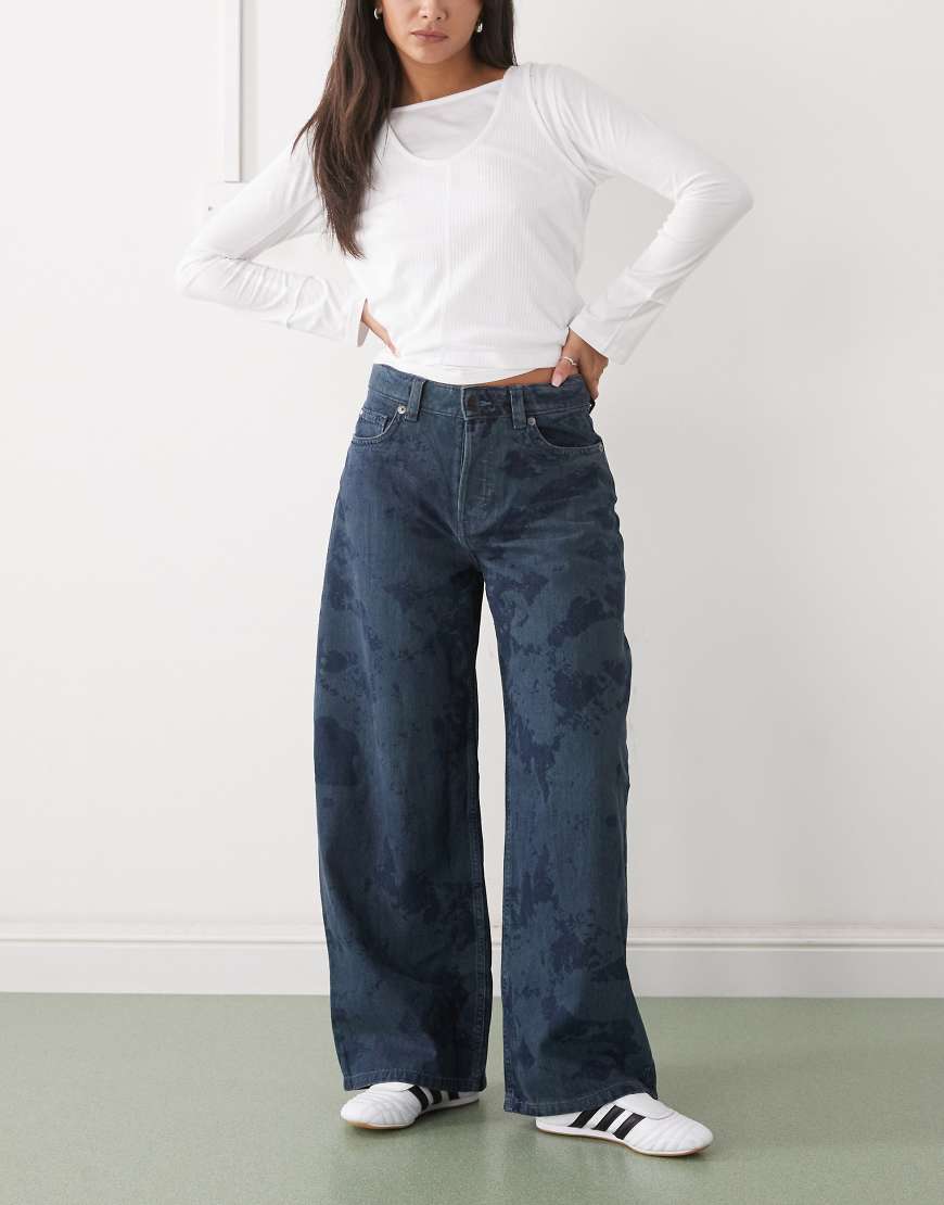 Monki - Peggy - Baggy-Jeans in dunkelblauer Batikwaschung von Monki