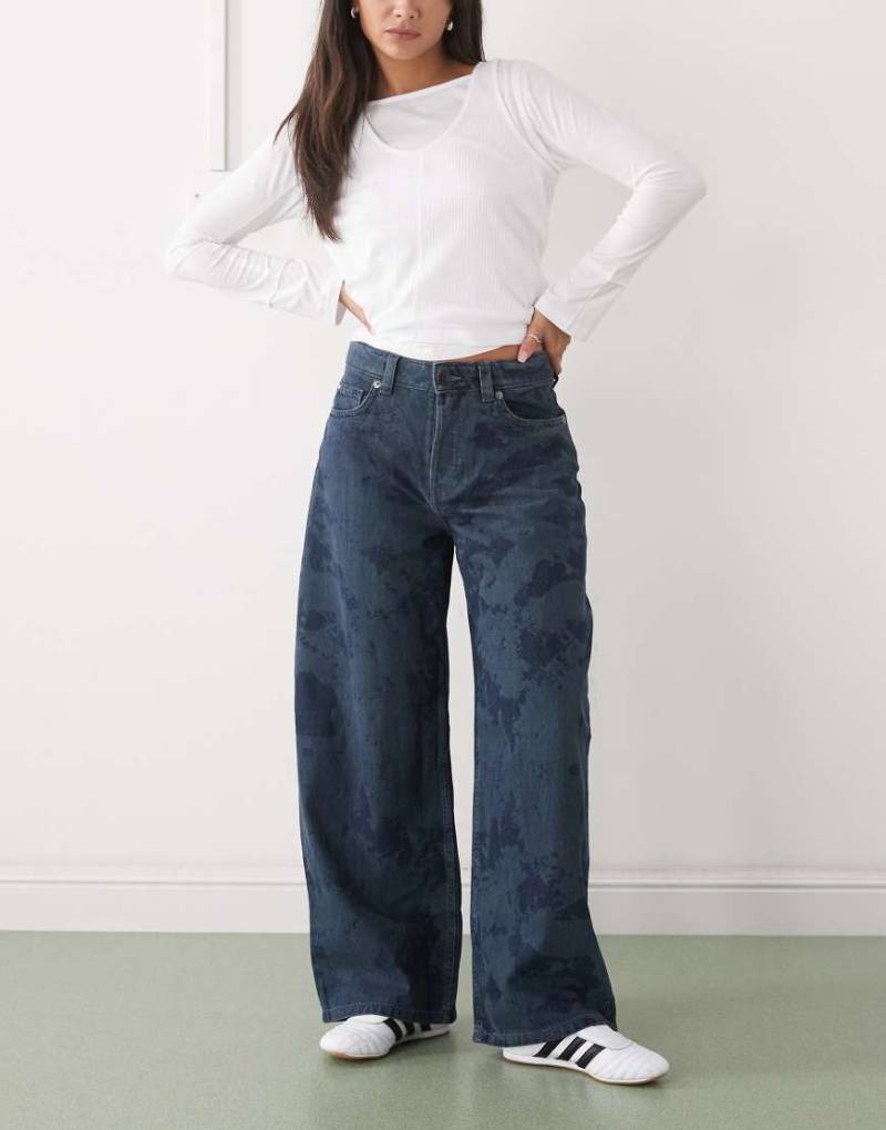 Monki - Peggy - Baggy-Jeans in dunkelblauer Batikwaschung von Monki