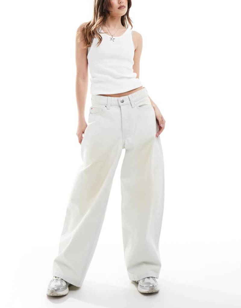 Monki - Peggy - Superweite Jeans in hellblauer Waschung mit niedrigem Bund von Monki