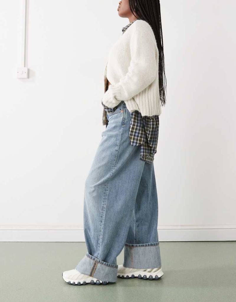 Monki - Peggy - Weite Jeans in hellblauer Waschung mit Umschlag von Monki