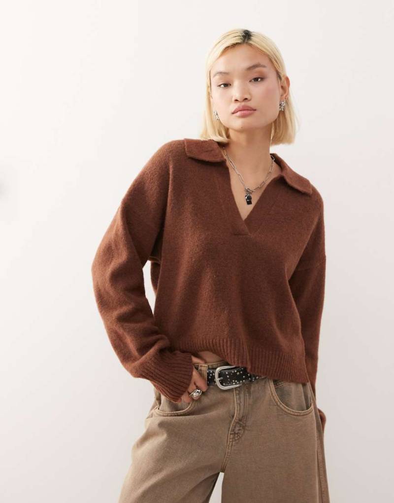 Monki - Polo-Strickpullover in Schokobraun von Monki