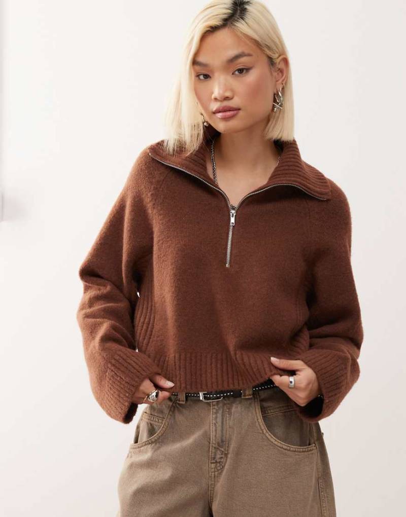 Monki - Pullover in Schokobraun mit kurzem Reißverschluss-Brown von Monki