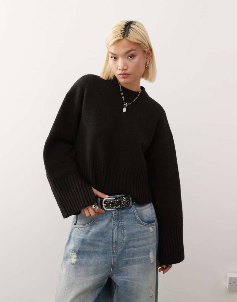 Monki - Relaxed Fit Pullover in Schwarz mit Rundhalsausschnitt von Monki