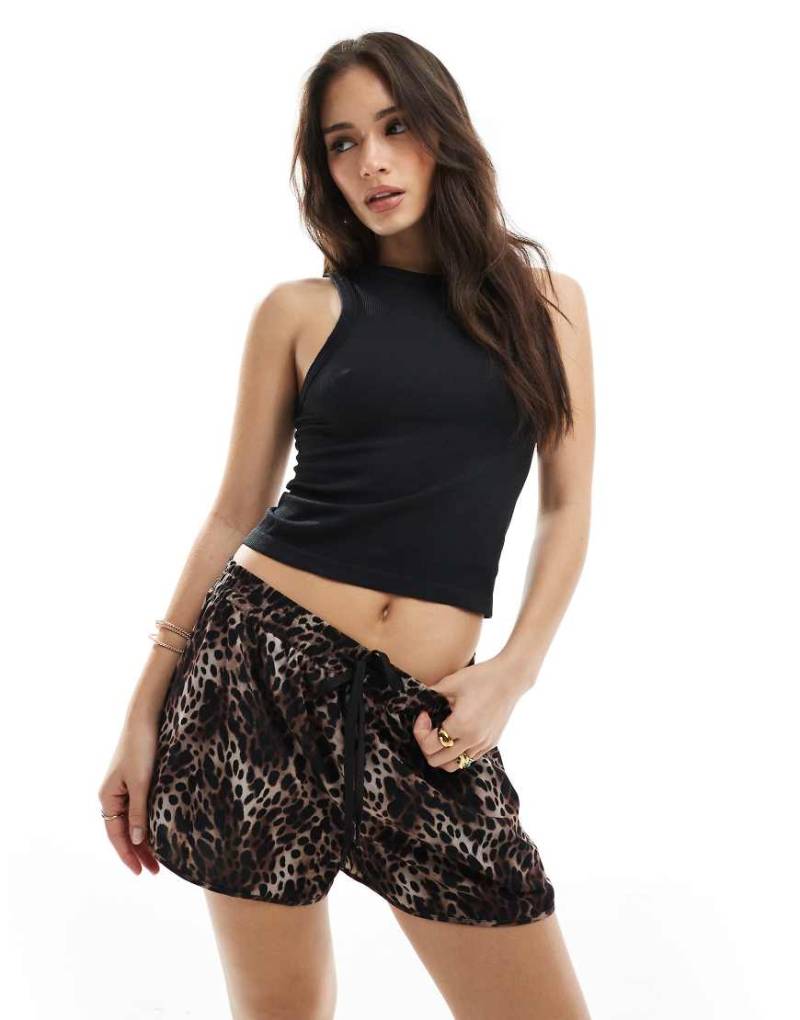 Monki - Satin-Shorts mit Leopardenmuster, exklusiv bei ASOS-Braun von Monki