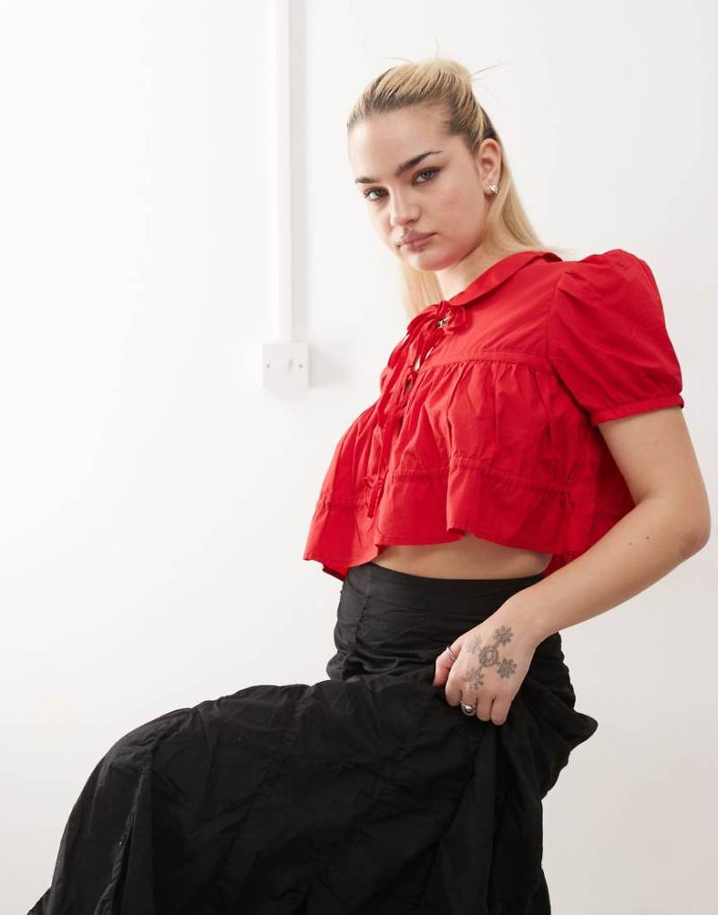 Monki - Schößchen-Hemdbluse aus Baumwoll-Popeline in Rot mit Kragen und Bindedetail vorne von Monki