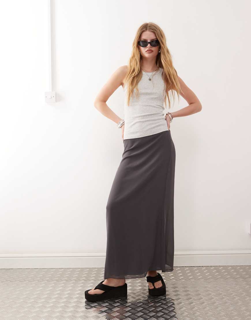 Monki - Schräg geschnittener Chiffon-Midaxirock in Schwarz von Monki