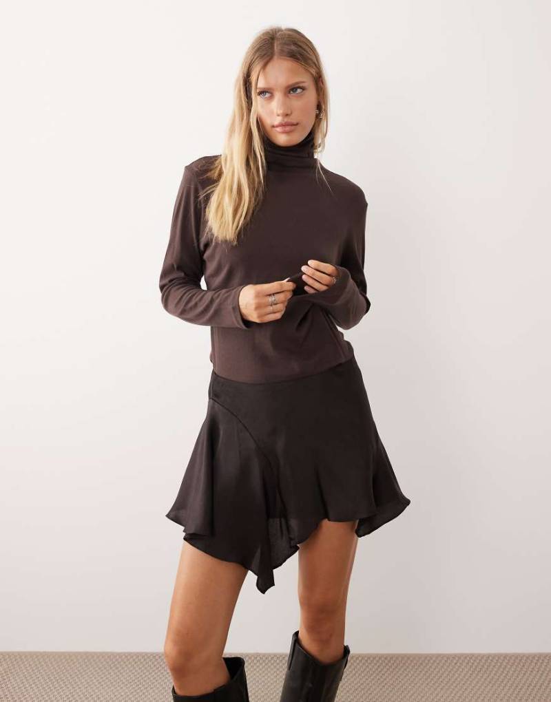 Monki - Schwingender Satin-Minirock in dunklem Schokobraun mit Crinkle-Struktur-Brown von Monki