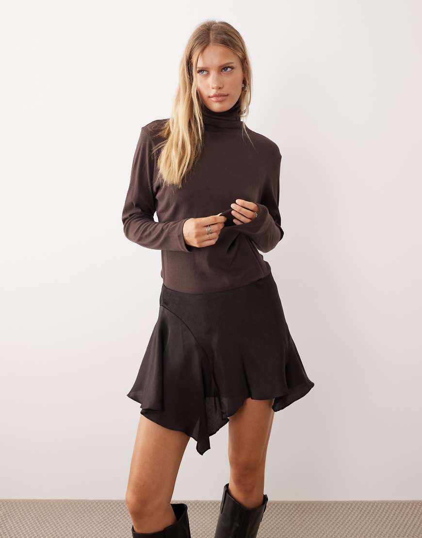 Monki - Schwingender Satin-Minirock in dunklem Schokobraun mit Crinkle-Struktur-Brown von Monki