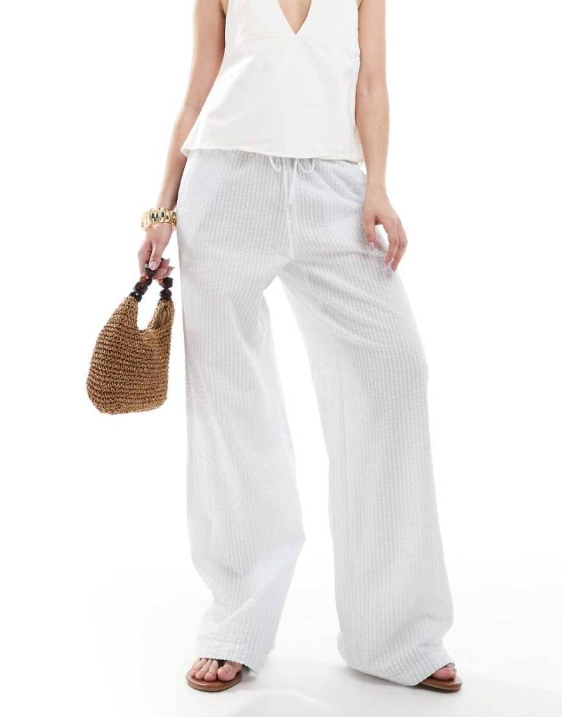 Monki - Seersucker-Hose in Blau und Weiß gestreift mit weitem Bein und Kordelzug von Monki