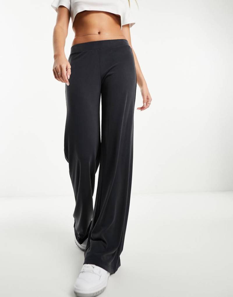 Monki - Superweiche Jersey-Hose in Anthrazit mit niedrigem Bund und weitem Bein-Schwarz von Monki
