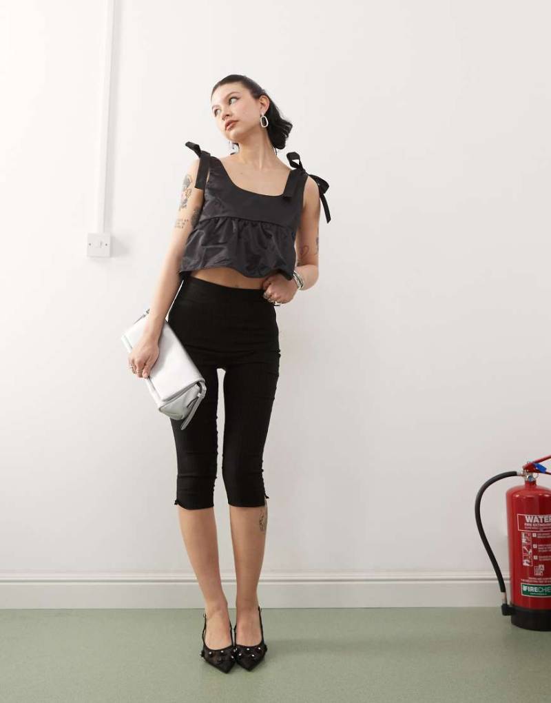 Monki - Seiden-Trägertop in Schwarz mit Schößchen und Schleifenträger von Monki