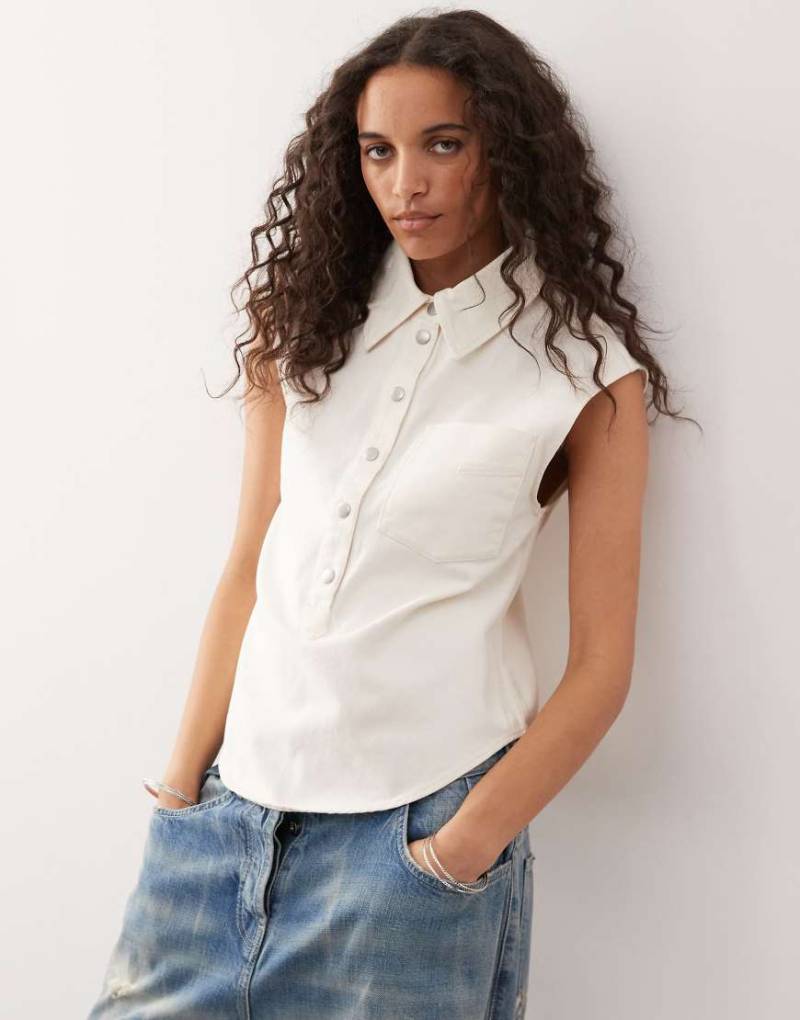 Monki - Slim-Fit-Hemdbluse in Wollweiß mit Kappärmeln mit abgerundetem Saum von Monki