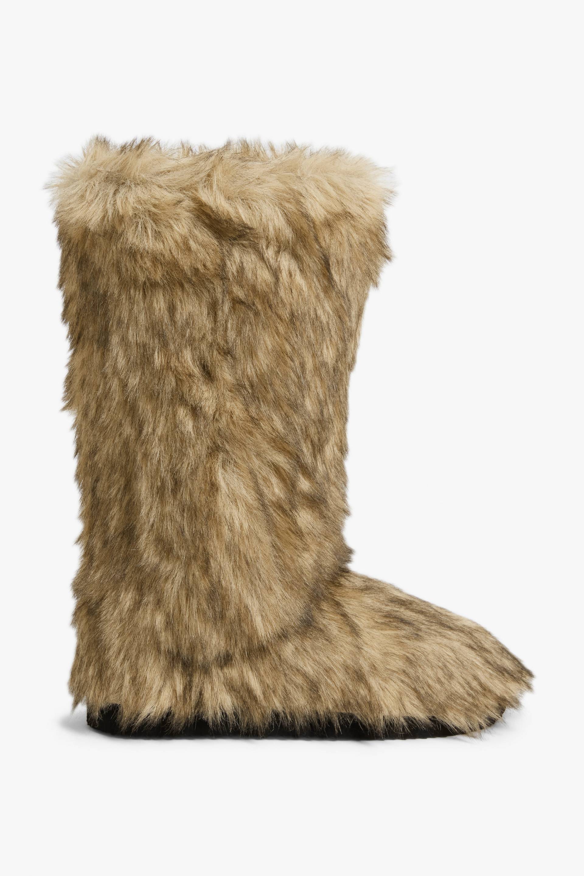 Monki Stiefel aus Kunstfell Beige in Größe 39 von Monki