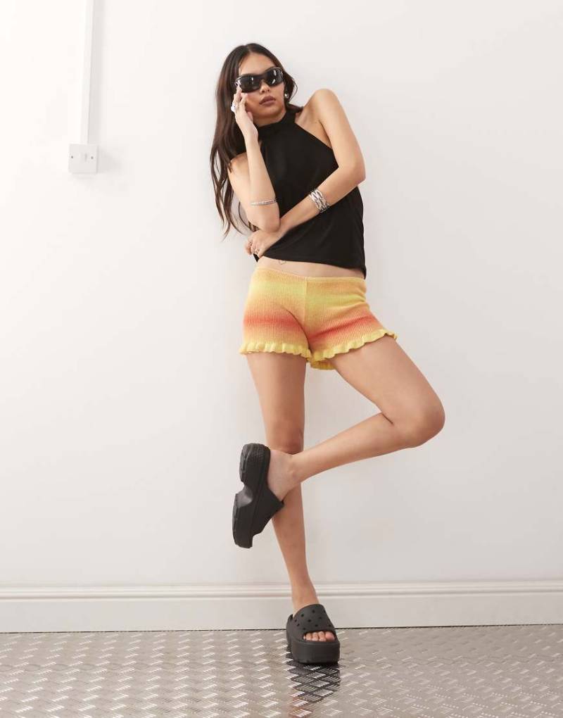 Monki - Strick-Shorts mit Kräuselsaum und Space-Dye-Streifenmuster in Rot und Gelb von Monki