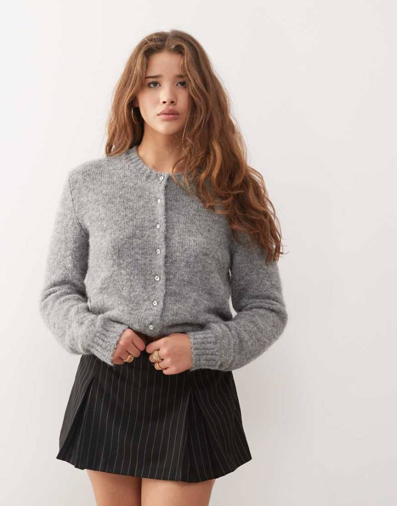 Monki - Strickjacke aus Wollmischung in Grau meliert mit Strass-Knopfleiste vorne von Monki
