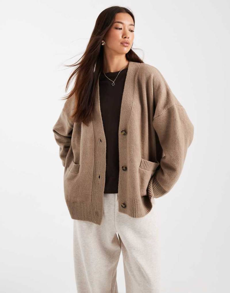 Monki - Strickjacke in Braun mit Knopfleiste von Monki