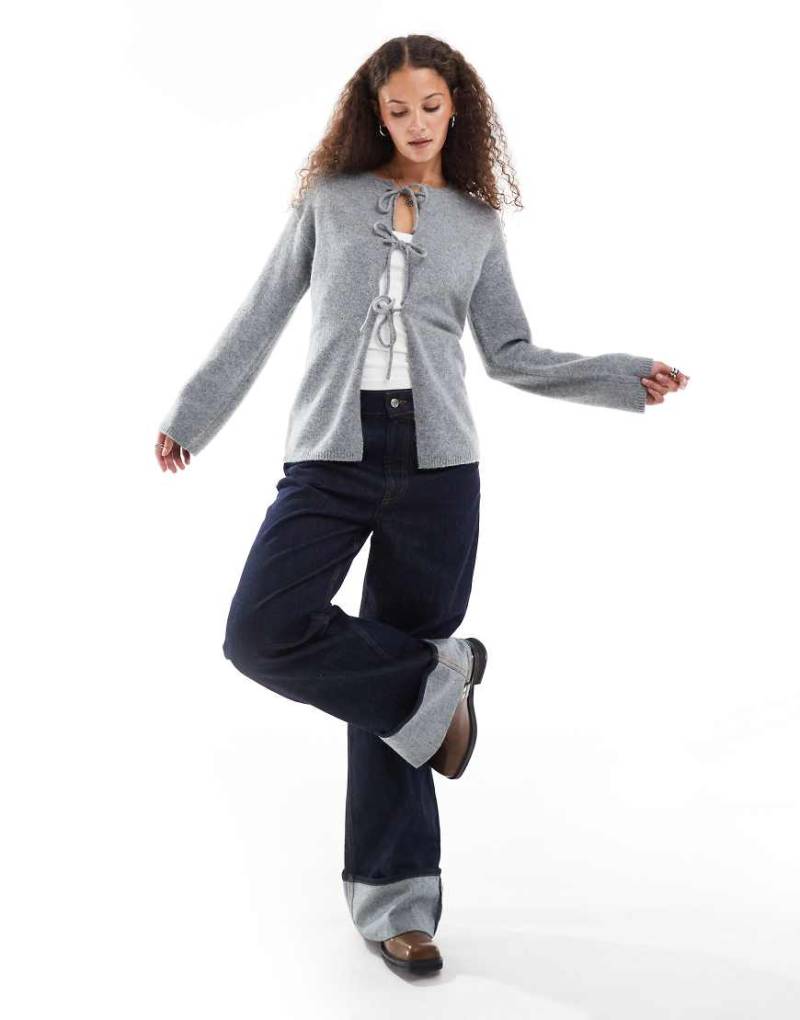 Monki - Strickjacke in Grau meliert mit Schleifenbindung von Monki