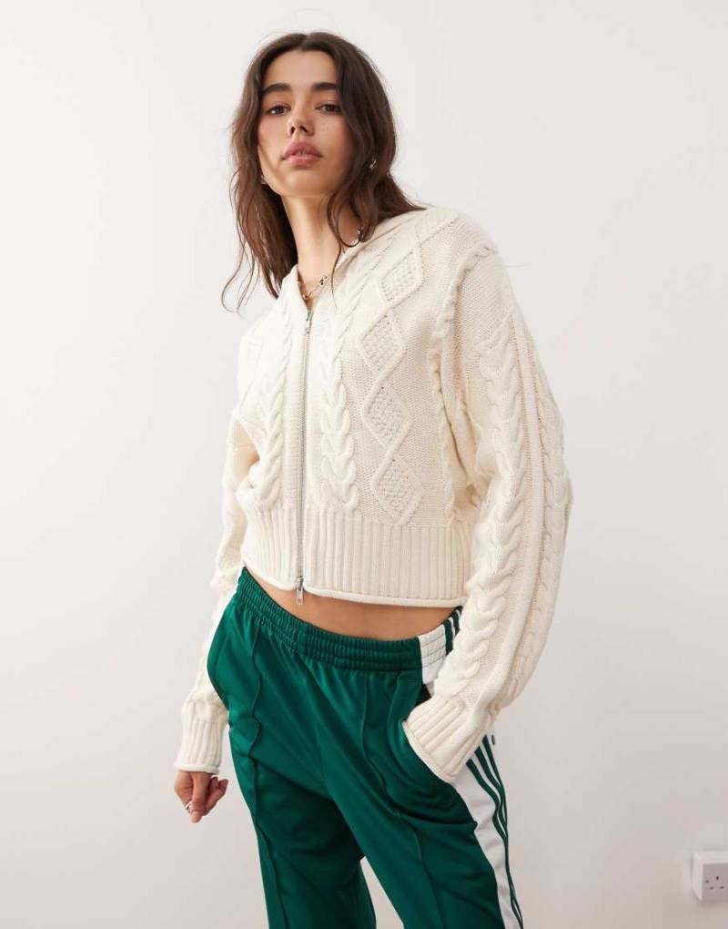 Monki - Strickjacke in Wollweiß mit Kapuze, Zwei-Wege-Reißverschluss und Zopfmuster von Monki