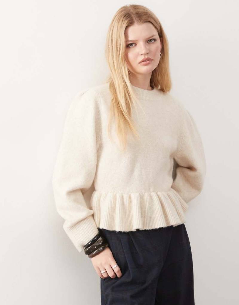 Monki - Strickpullover in Cremeweiß mit Schößchen und Rüschen von Monki