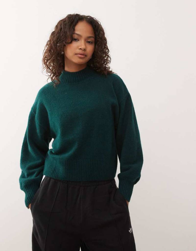 Monki - Strickpullover in Dunkelgrün mit Stehkragen von Monki