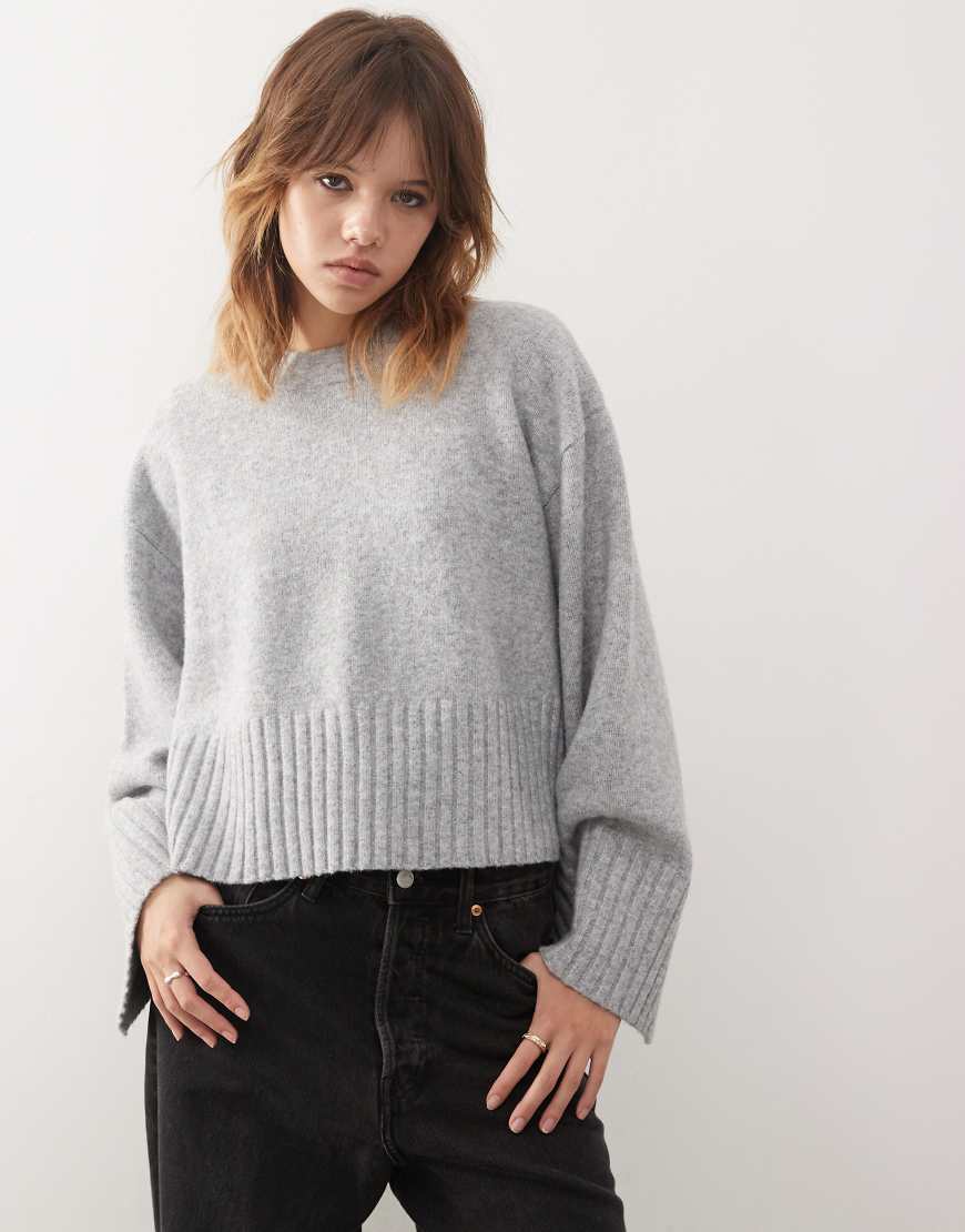 Monki - Strickpullover in Grau meliert mit Rundhalsausschnitt, gerippten Bündchen und Saumdetail Monki - Strickpullover in Grau meliert mit Rundhalsausschnitt, gerippten Bündchen und Saumdetail von Monki